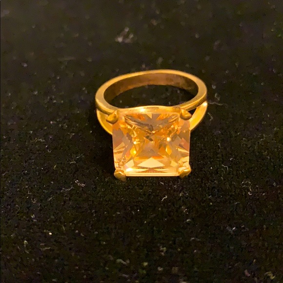 Decorative gold toned vintage cocktail ring - Picture 1 of 3